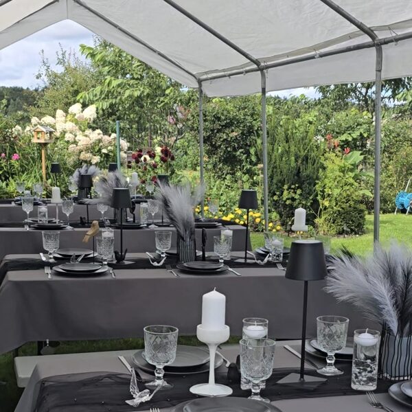 Melnā elegance Mājas kafejnīcu dienās