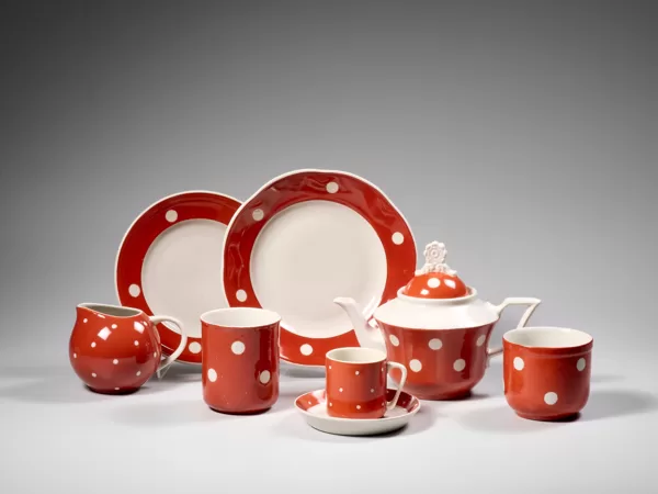 Priekšmeti ar viena stila dekoru “Bizbizmārīte”
Porcelāns. Virsglazūras dekors: krāsas kl